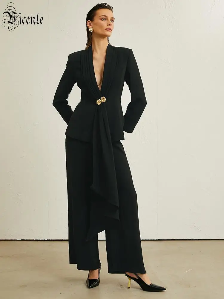 طقم بنطال نسائي أسود أنيق من VC - سترة علوية برقبة على شكل حرف V عميقة مع زر ذهبي + بنطلون واسع الساق للحفلات المسائية