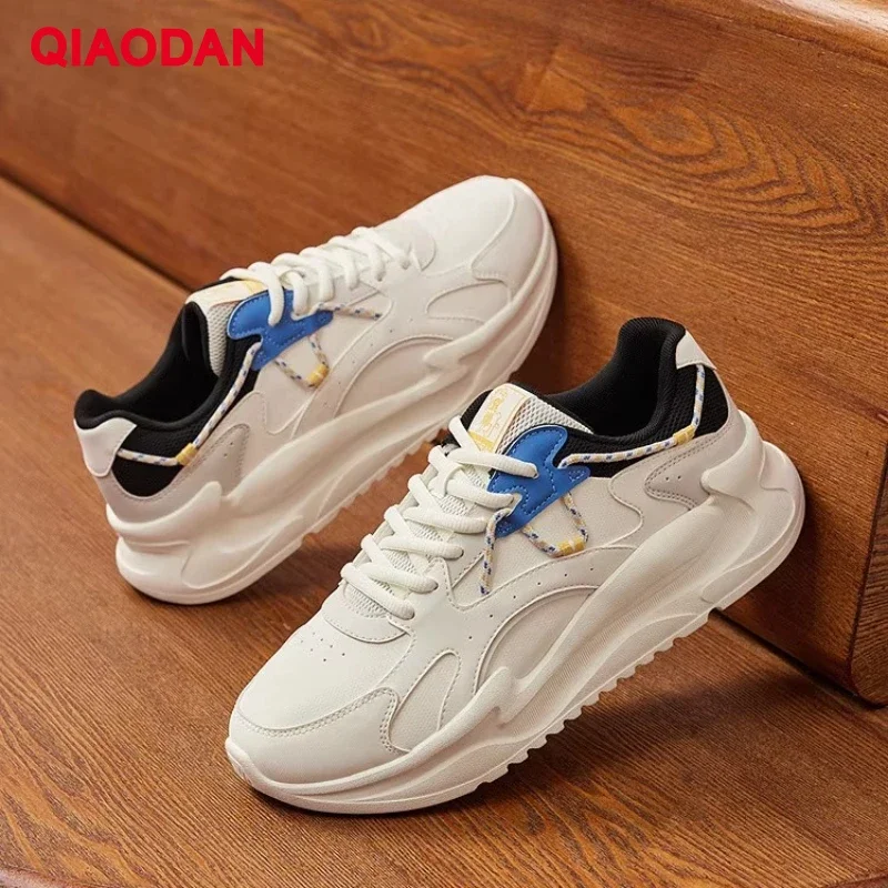 QIAODAN zapatos de skate informales para hombre 2025 otoño nuevas de cuero impermeables zapatos de ocio bajos para adolescente QXL043254425R