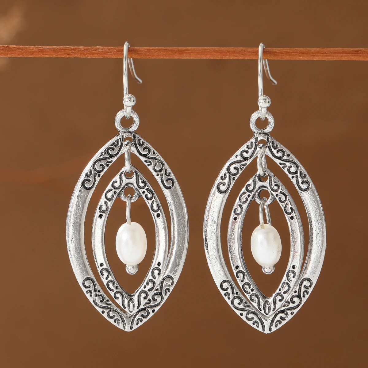 Retro-style double-layered zigzag-shaped engraved earrings paired with imitation pearl ladies' pendant earrings for a date night