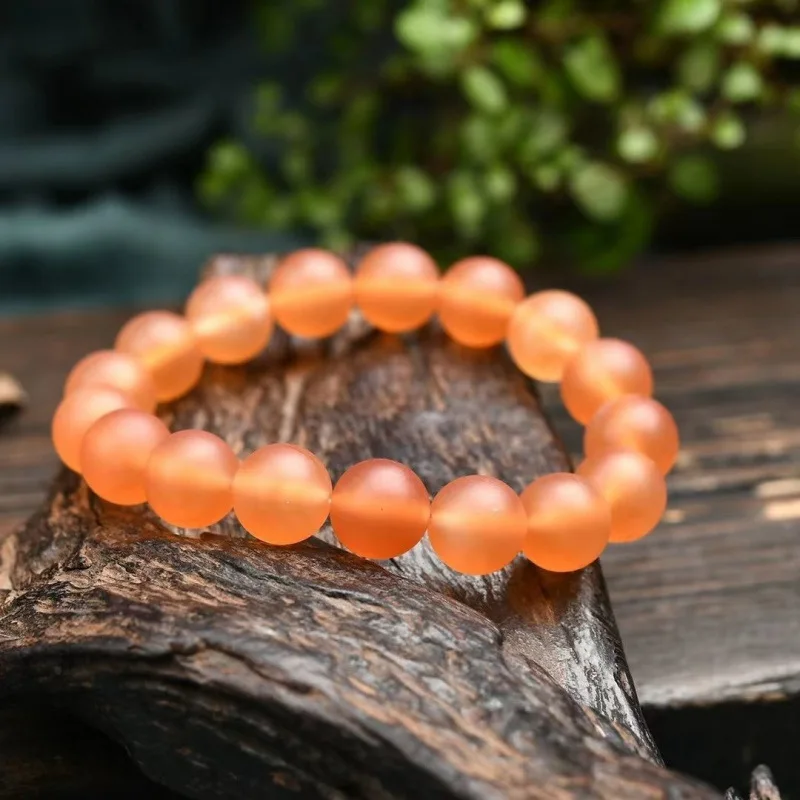 

Браслет из зеленого агата! Каждая бусина имеет округлую, пышную форму, имеет равномерный и яркий цвет, сам предмет очень красив.