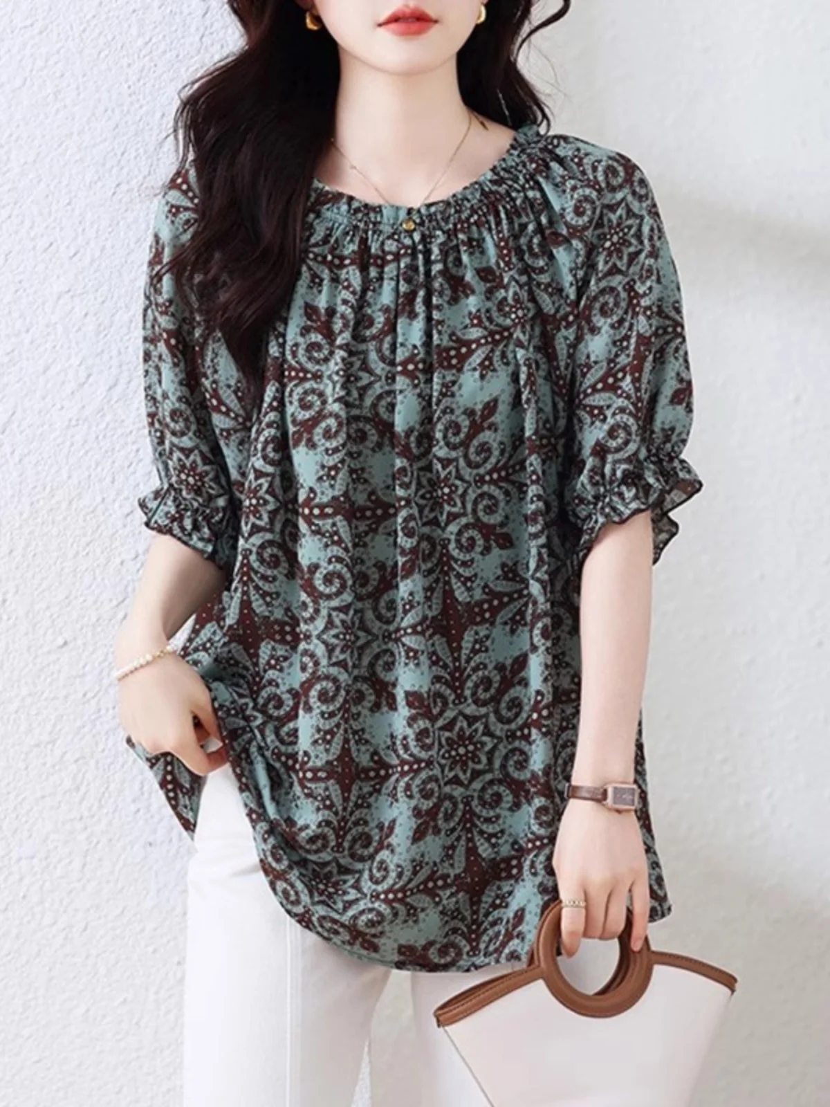 

Новая летняя женская футболка свободного кроя с цветочным принтом, на одно плечо, с коротким рукавом, в корейском стиле, из тонкого полиэстера, повседневная.