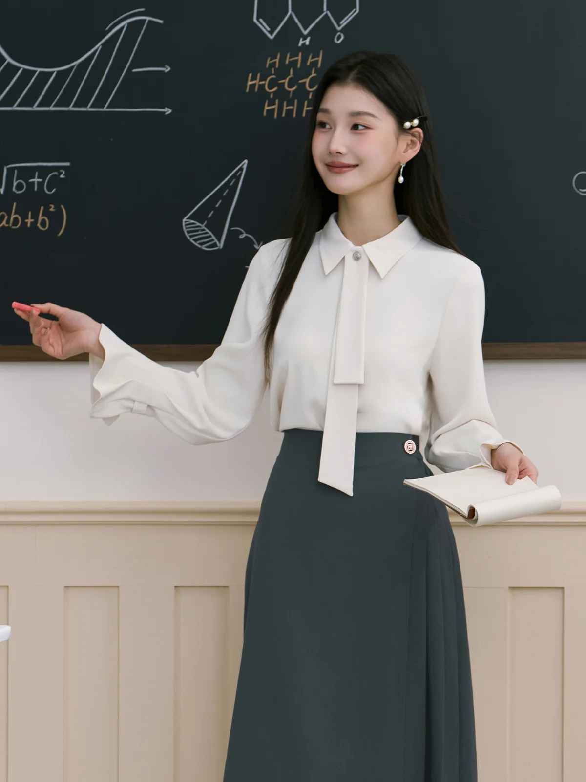 

Женская весенняя профессиональная легкая формальная блузка Berd Miss White с отстегивающимся воротником из полиэстера