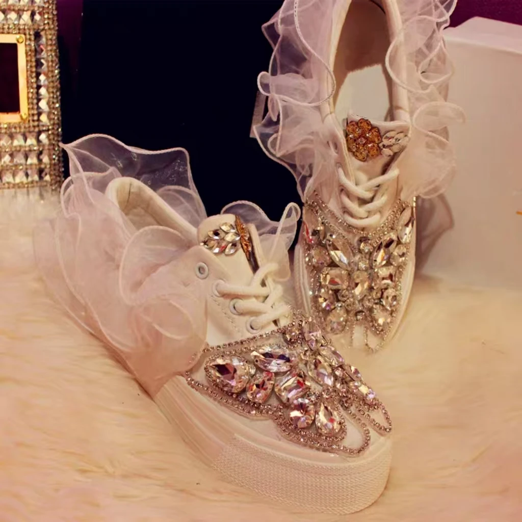 أحذية قماشية مصنوعة يدويًا من حجر الراين والأحجار الكريمة والدانتيل صناعة ثقيلة مقاس كبير أحذية نسائية غير رسمية بيضاء منخفضة الأعلى 35-40