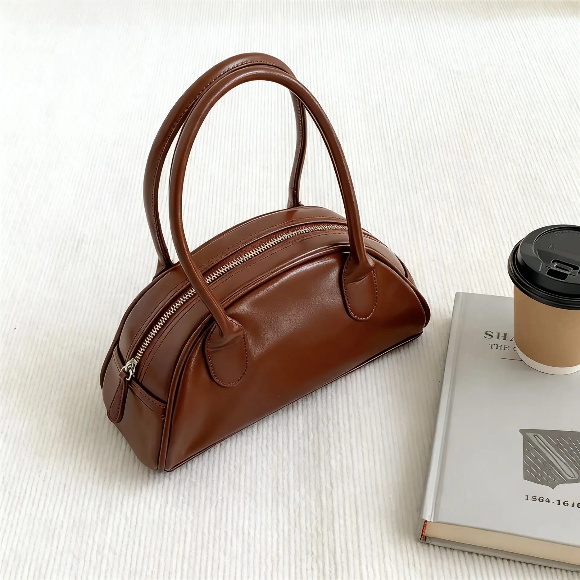 Niche Design Bags Female 2023 New Retro Atmospheric Handbag Handbag Semicircle Bag Saddle Bag