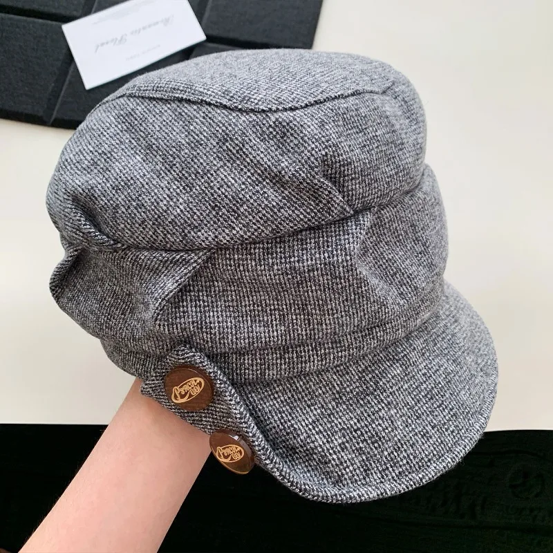 Japanische Retro-Reithut mit doppelten Knöpfen und plissiertem Klappendesign für Herbst und Winter, britische warme Newsboy-Mütze für Damen und Herren – Detail 2