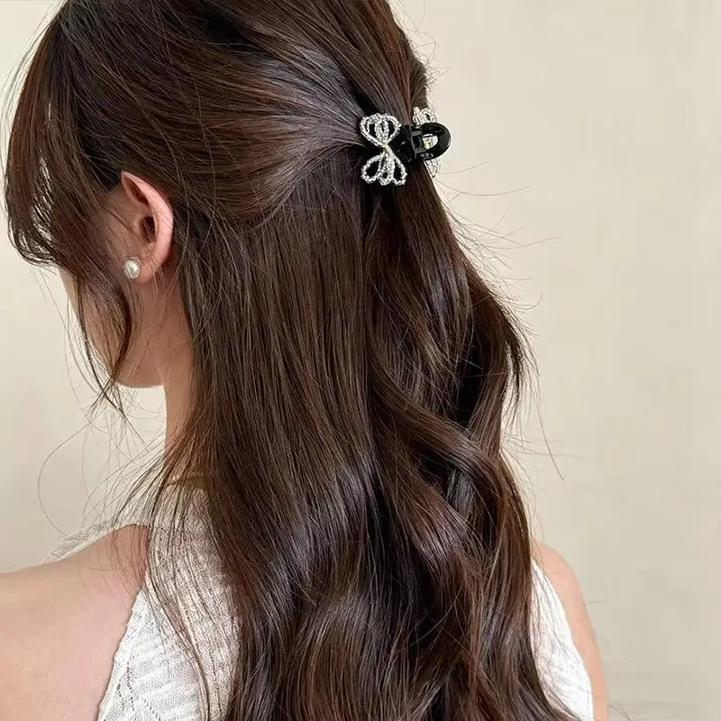 2 Stück zarte Haarspangen mit Perlen und Schleife, tragbare, rutschfeste Haarklammern für Damen und Mädchen, ideal für Wochenendausflüge. – Detail 6