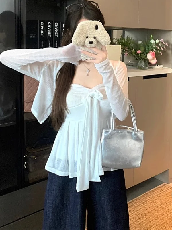 

Корейский стильный повседневный комплект из двух предметов: однотонный топ на бретельках и универсальный повседневный наряд для весны и лета в стиле Sweet & Spicy Girl.