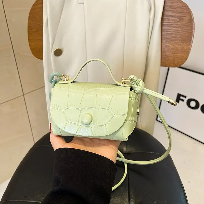 

Vintage-Inspired Carriage Bag Structured Round Shape With Bamboo Handle & Floral Printed Cotton Lining