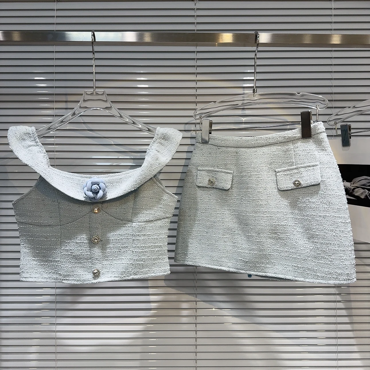 ชุดเสื้อกั๊กและกระโปรงปักลายดอ - Embroidery Vest บทวิจารณ์และราคา