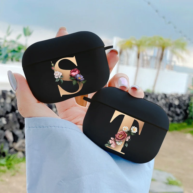 حافظة سماعة أذن AZ بأحرف أولية لصندوق شحن Apple لأجهزة AirPods1 2 34Pro حافظة بلوتوث لاسلكية سوداء على شكل زهرة أبجدية ذهبية
