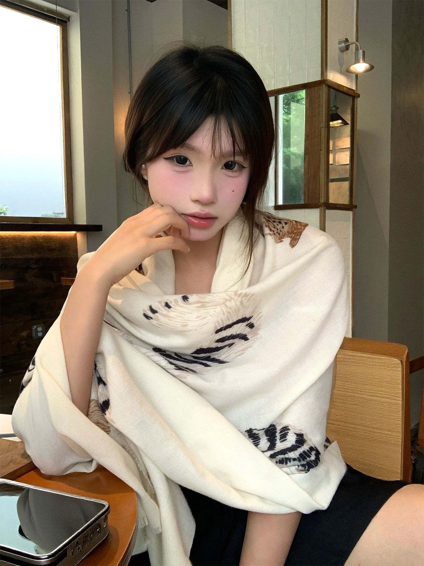 Retro Leopard Print Silk Scarf Women's Spring Summer Thin Fashionable Lightweight Versatile High-End Feeling Scarf Shawl Two-...