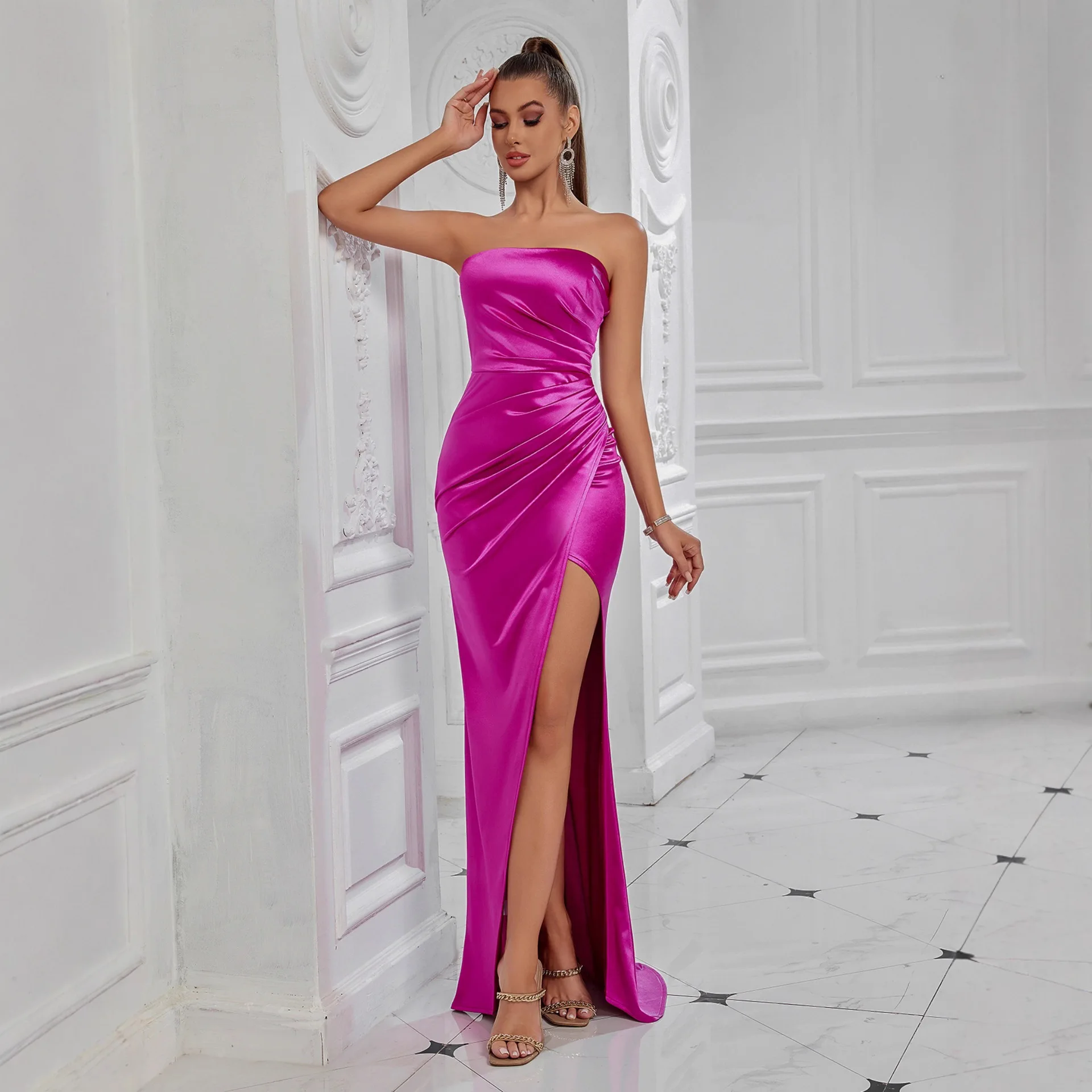 

Элегантное вечернее платье с одним открытым плечом, без рукавов, из высококачественного атласа, с плиссировкой, боковым разрезом, драпировкой на груди и завышенной талией, облегающее, с юбкой-оберткой.