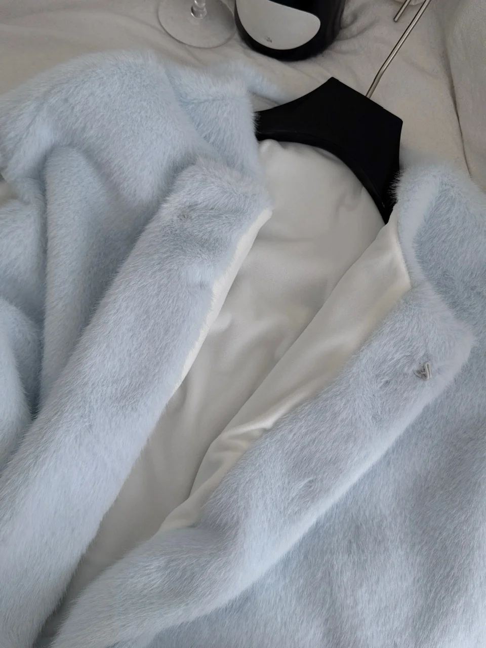 لينة Sle فروي ملابس خارجية المرأة فضفاضة تناسب معطف الشتاء الأزرق 2025 العصرية التخسيس تنوعا القلنسوة Ne معطف السيدات Faion