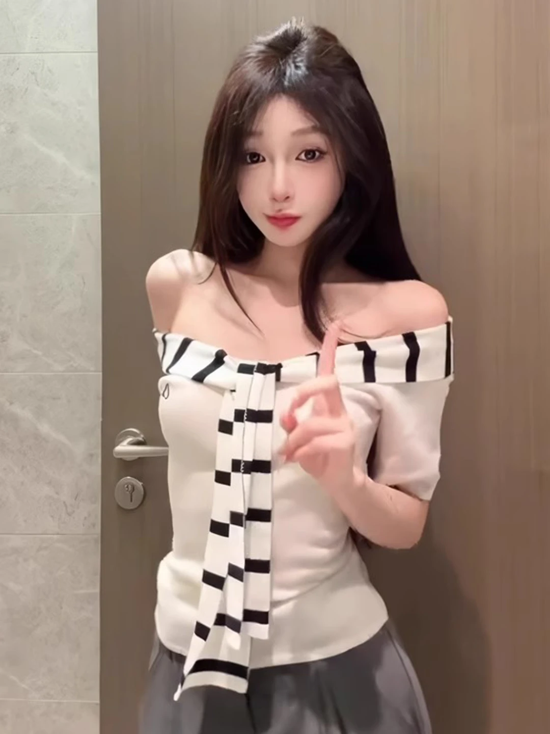 

Весна 2026: Женская облегающая вязаная кофта с коротким рукавом, с подплечниками, на одно плечо, тонкая, повседневная, белая, вязаная