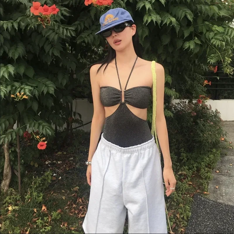 Traje de baño de seda brillante negro para mujer, traje de baño Sexy de gama alta con cuello colgante, pecho pequeño, triángulo de una pieza, para vacaciones, se puede usar en el exterior