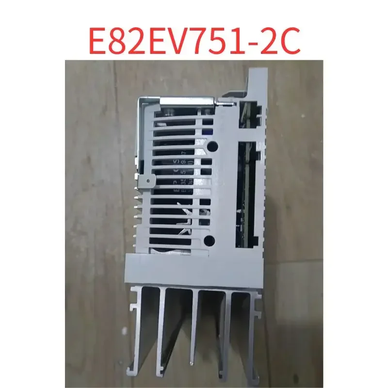 D'occasion E82EV751-2C Sycyл 0,75KW 220V Test OK