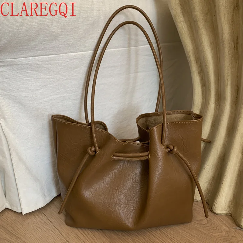 Fashion women's bag 2026 new high-end retro shoulder  large capacity tote bag commuting vacation travel
