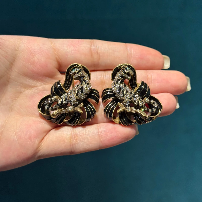 خمر الأسود المينا ليوبارد وأقراط Bowknot العتيقة الذهب اللون الفاخرة جودة مجوهرات اكسسوارات للنساء 2025 جديد