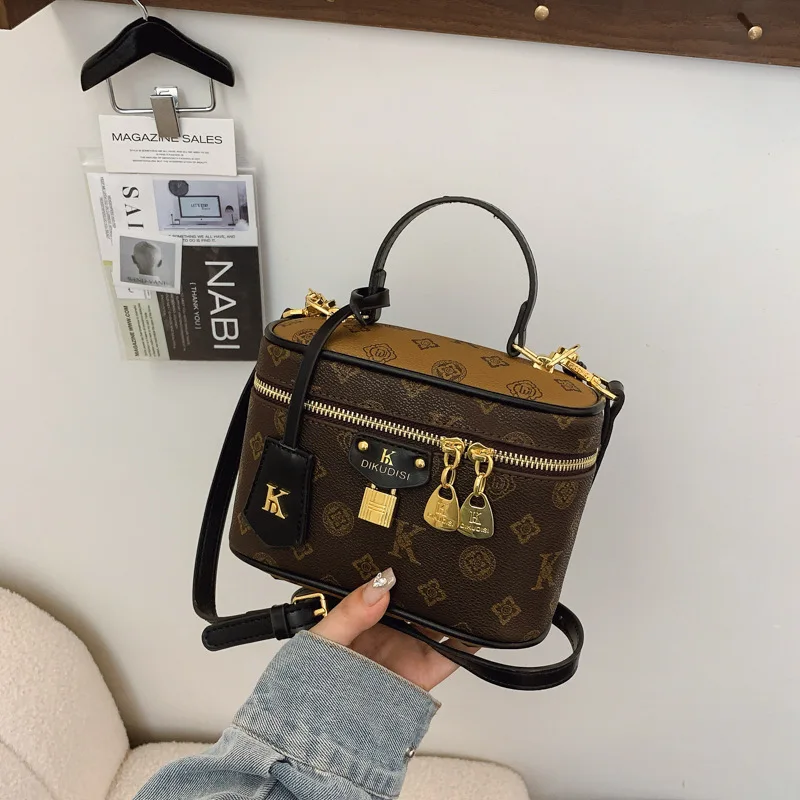 

‌ Сумка-бокс с монограммой премиум-класса SS25 — женская сумка через плечо во французском стиле в стиле ретро | Трансформируемая косметичка Chic Cosmetic