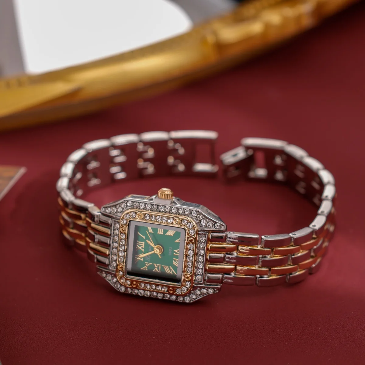 Vintage Luxury Women Watches Chic Gold Silver Alternating Design Roman Numerals Dial Rhinestone Inlay Fashionable Trendy Watch