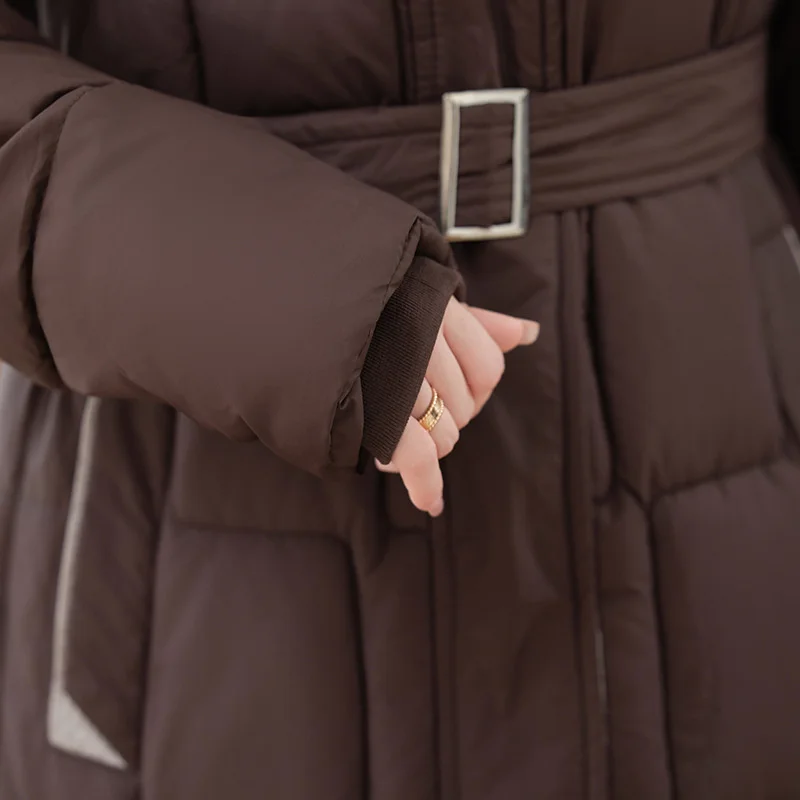 Damska kurtka zimowa z bardzo długim rękawem, ocieplana bawełną, parka z paskiem, dopasowana, gruba, z kontrastowym kolorem, z kapturem, codzienna odzież wierzchnia, moda 2025.