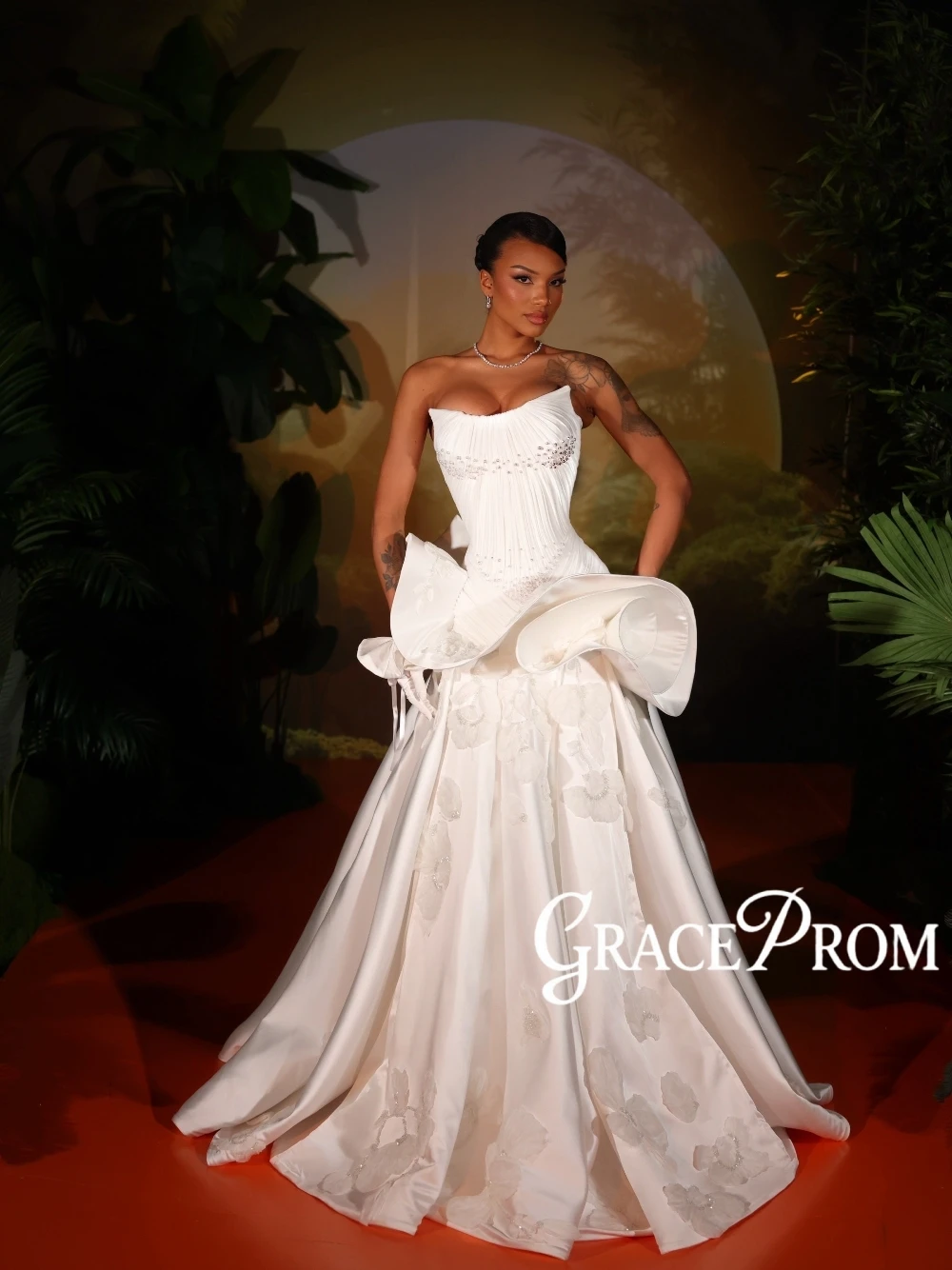 

Elegant Strapless Satin Ball Gown Wedding Dress Pleated Bodice 3D Floral Beaded Fantasy Exquisite Chic Bride Wear Customized