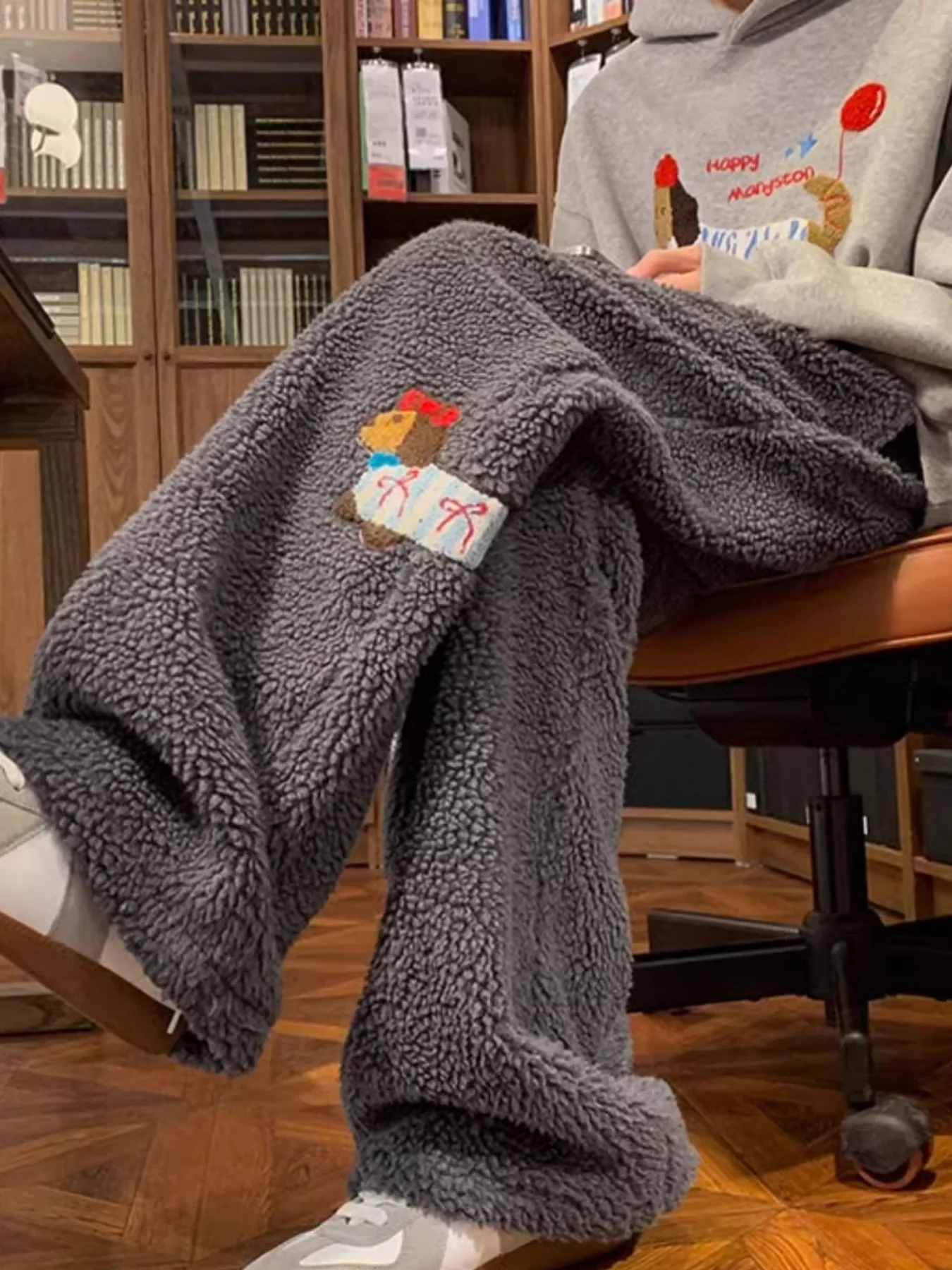 Calça casual de pelúcia bordada com cachorro salsicha com design exclusivo, calças largas grossas e macias, estilo preguiçoso, emagrecimento, casual, quente, versátil calças compridas