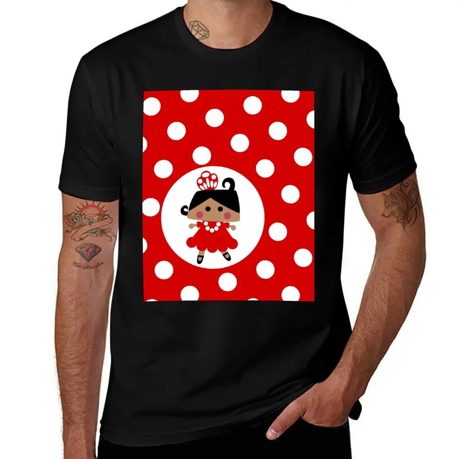 Camiseta de flamenco con estampado de lunares y diseño abstracto.