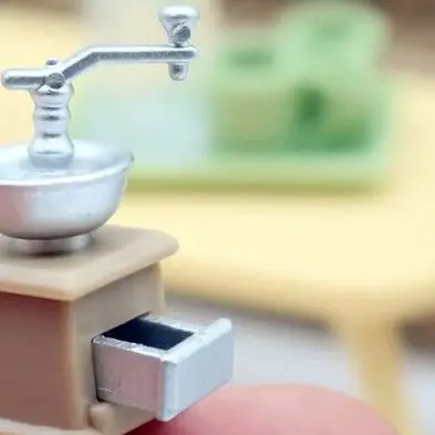 Miniaturowy ręczny młynek do kawy w kształcie kostki, model mikro-sceny, zabawki rodzinne, prezent dla dziewczynki, akcesoria do domku dla lalek.