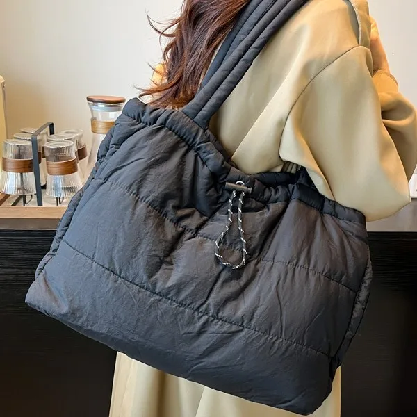 

Новая женская сумка-тоут 2025 года: большая вместительная, с хлопковым наполнителем, повседневная, модная, на плечо, с мягким магнитным замком