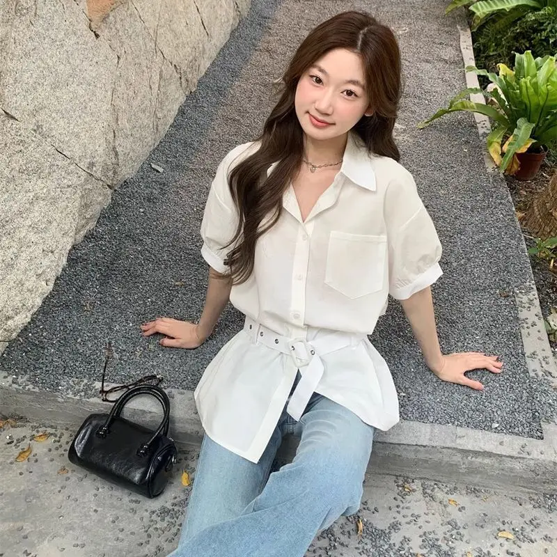 

Белая женская рубашка с коротким рукавом и эффектом утяжки на талии, летний наряд, уникальный дизайн, приталенный крой, шикарный топ