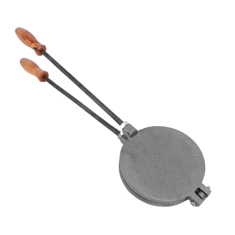 鋳鉄製のパンケーキ焼き器、両面で花型の模様が入った、木製の取っ手が付いた、長めの柄の、中国風の平たいパンを焼くためのフライパン。