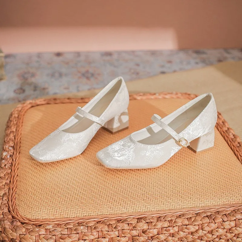 A new Chinese-style single-shoe woman with a dress, pearl silk jacquard one-line with a square toe and Mary Jane shoes