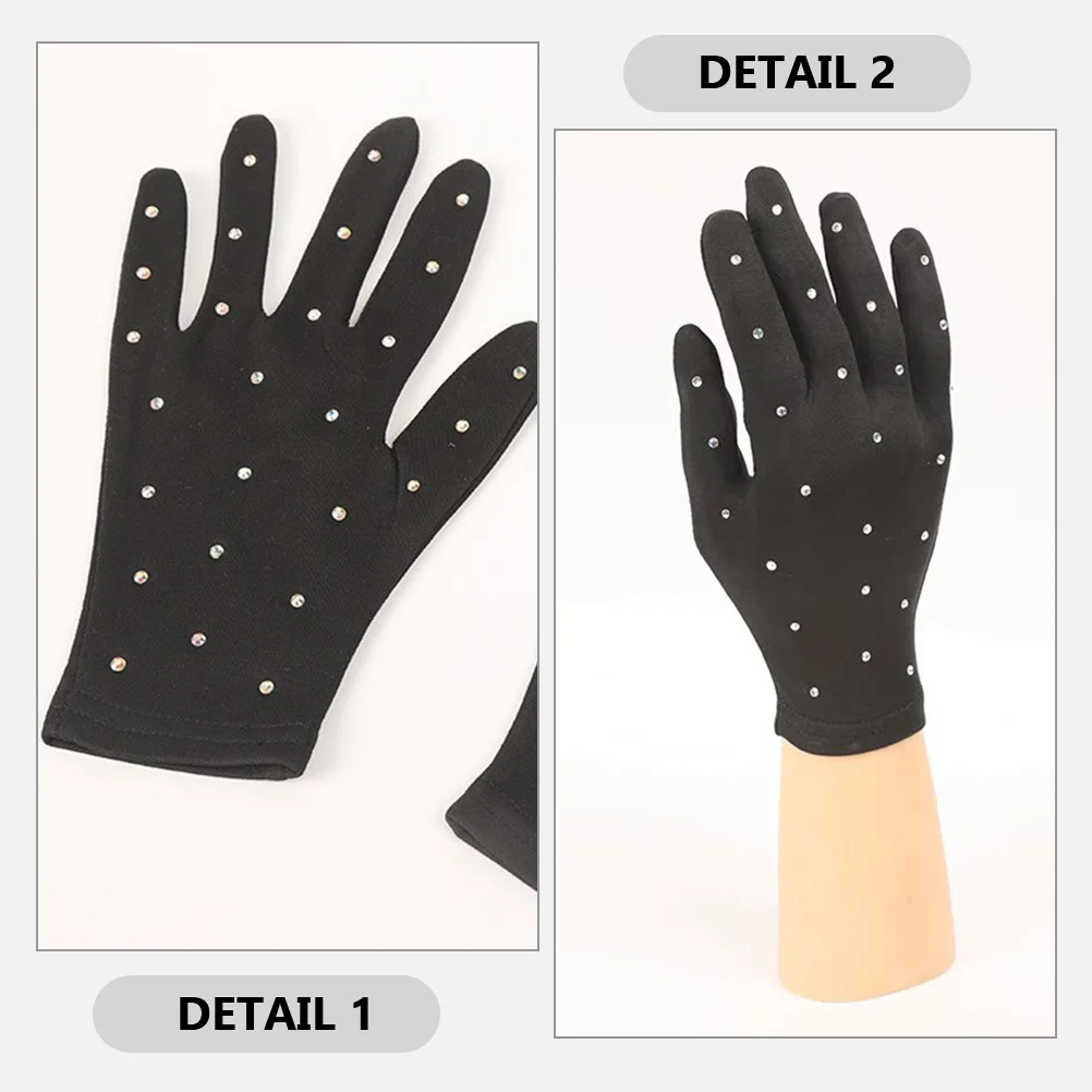 Les gants de patinage montrent portant des doigts de fête en tissu décoratif pour scène de patinage artistique pour fille