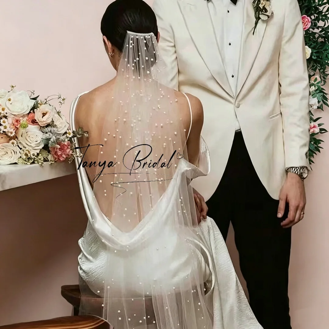 velo-de-novia-largo-y-elegante-con-peineta-color-blanco-hueso-adornado-con-perlas-para-novias