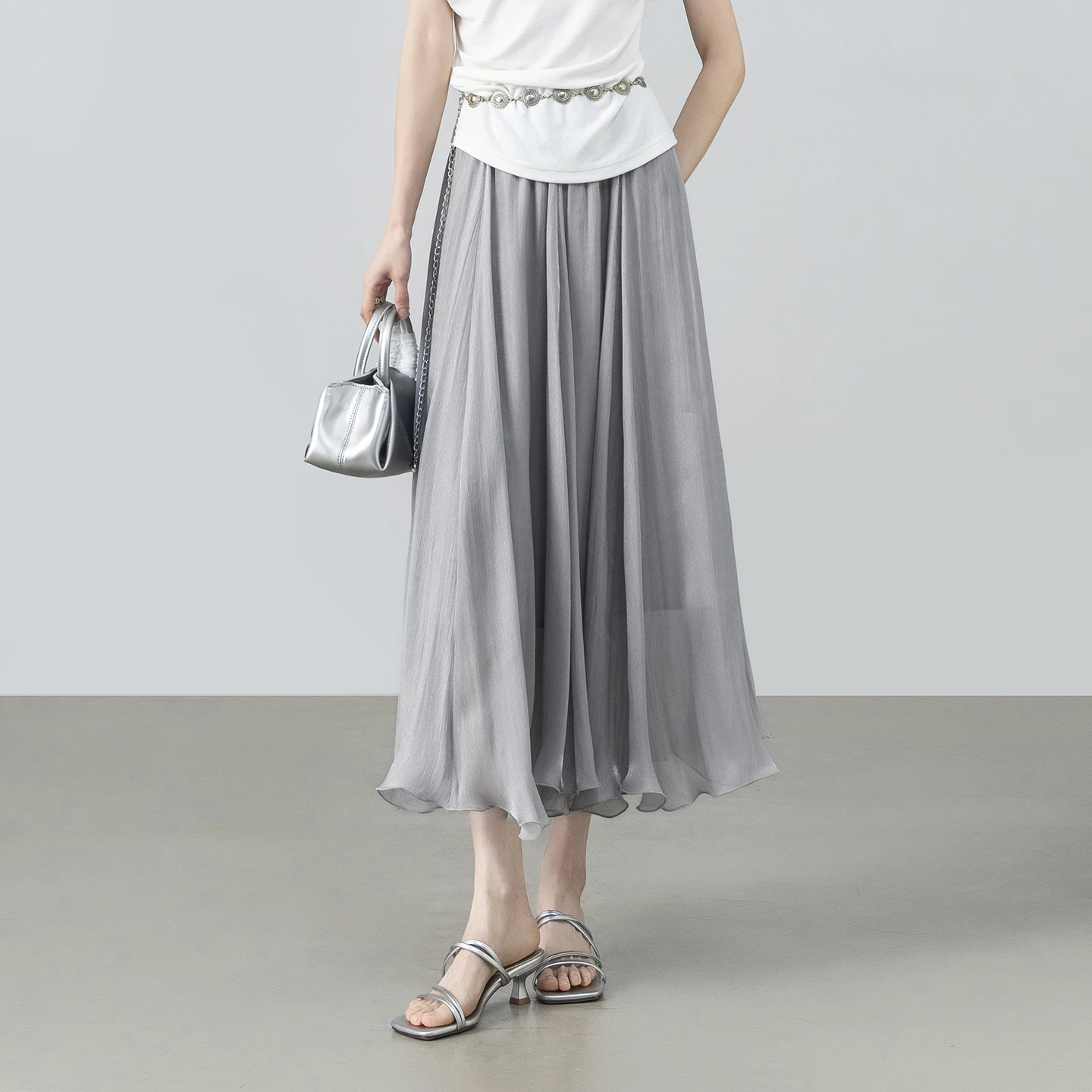 Jupe élégante grise SENTUBILA pour femme, nouvelle collection été 2026, en satin brillant, double couche, taille élastique, coupe évasée, longueur midi 162QG4909
