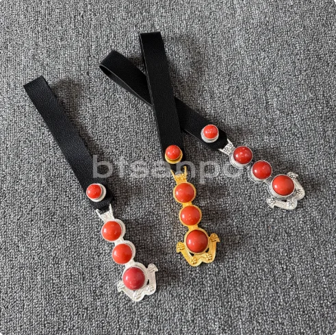 

Китайские женщины исполняют тибетский танец с поясной цепочкой в тибетском стиле