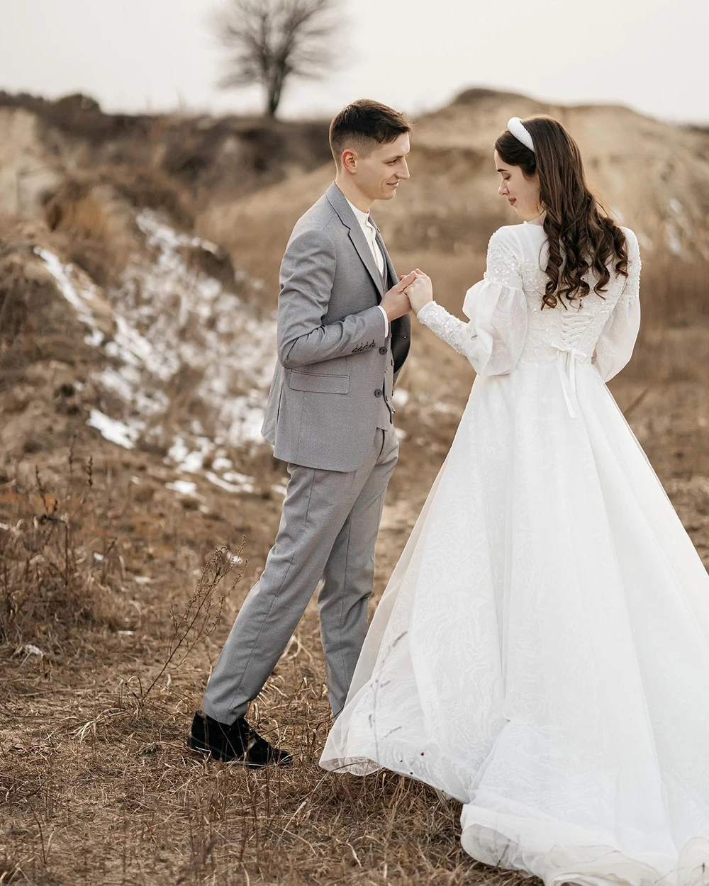 Romantisches langärmliges Rundhals-Brautkleid A-Linie Spitze Tüll Rock Brautkleid Gericht Zug Robe de mariée فستان حفلات الزفاف