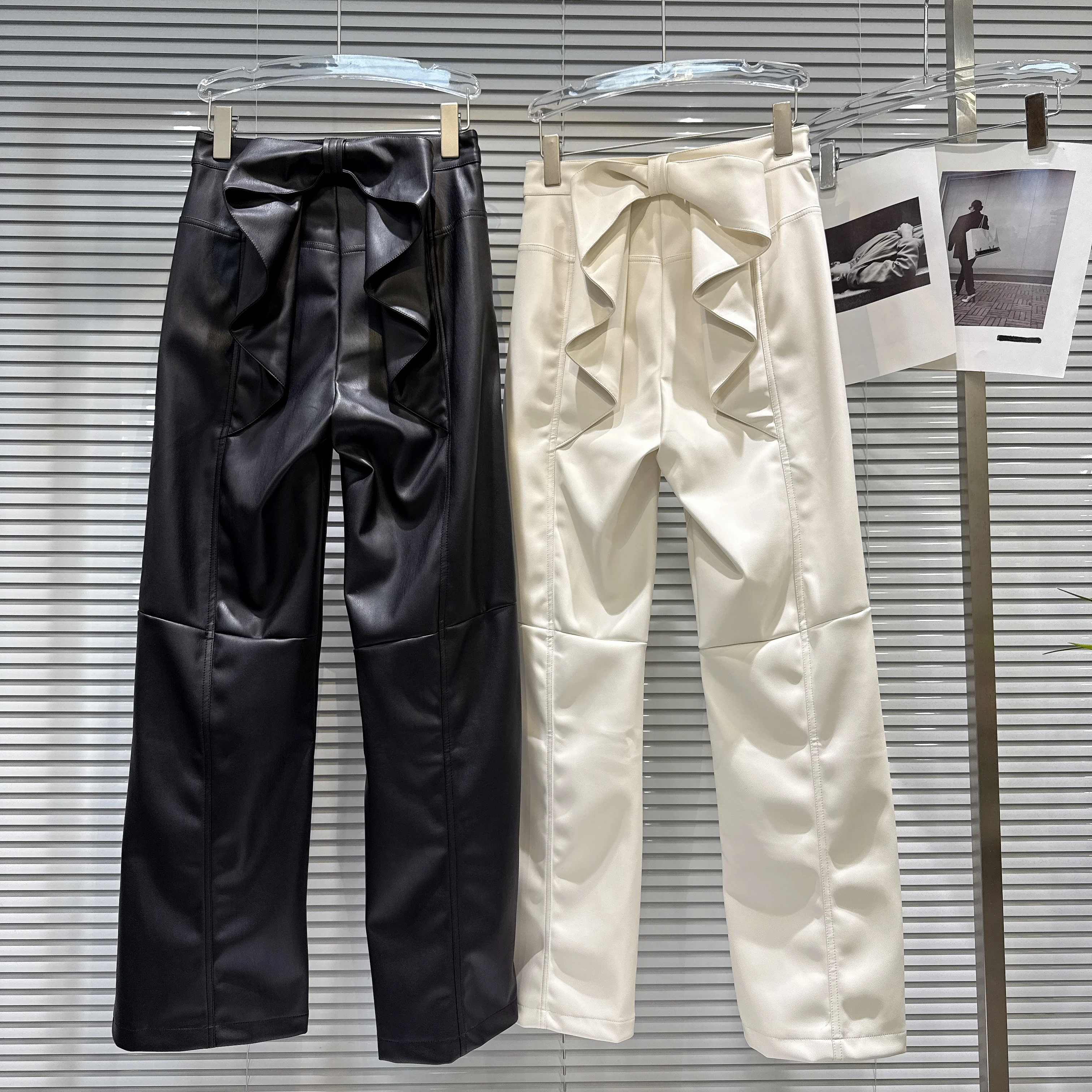 

2025 зимние новые стильные уличные брюки из искусственной кожи с 3D бантом на талии, женские повседневные прямые брюки Sesne с прямыми штанинами