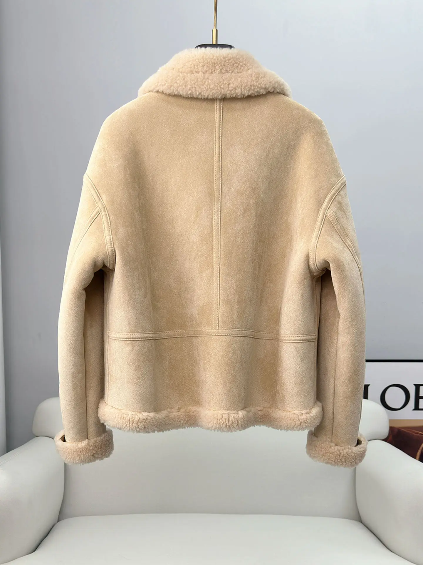 معطف فرو نسائي قصير وعصري من جلد الغنم للدراجات النارية