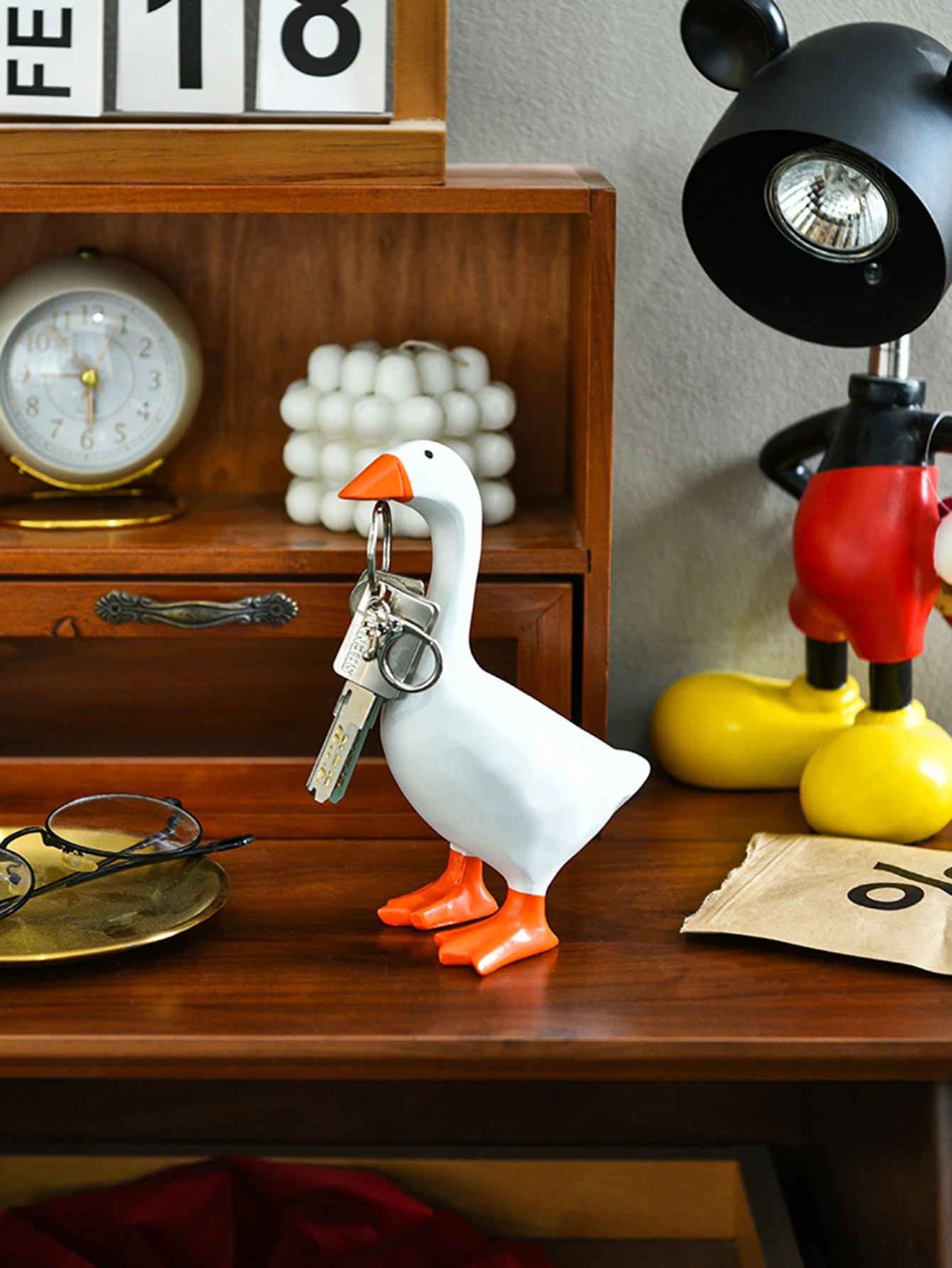 

1pc Magnetic Goose Key chain home decoration sculpture office desk decoration resin goose duck sculpture tool rack home