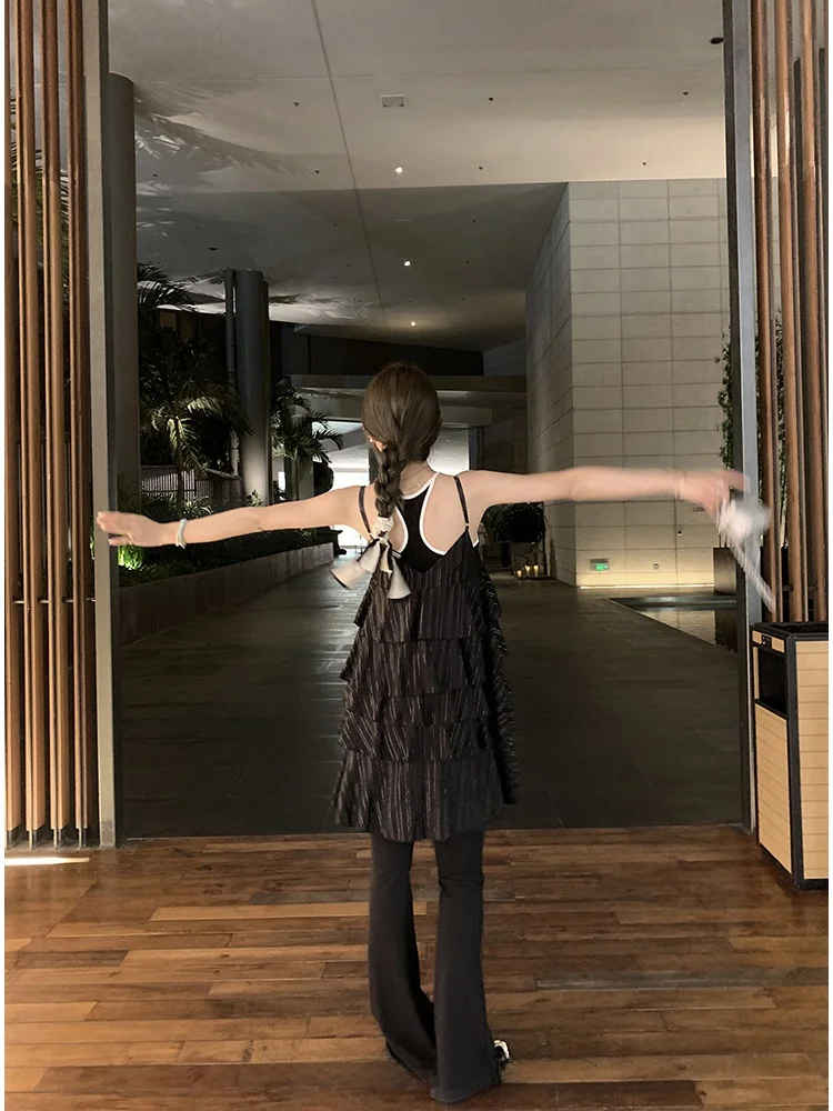 Biały, dopasowany top na ramiączkach, kolor Colion, casualowy damski tank top, modny, uniwersalny, elegancki.