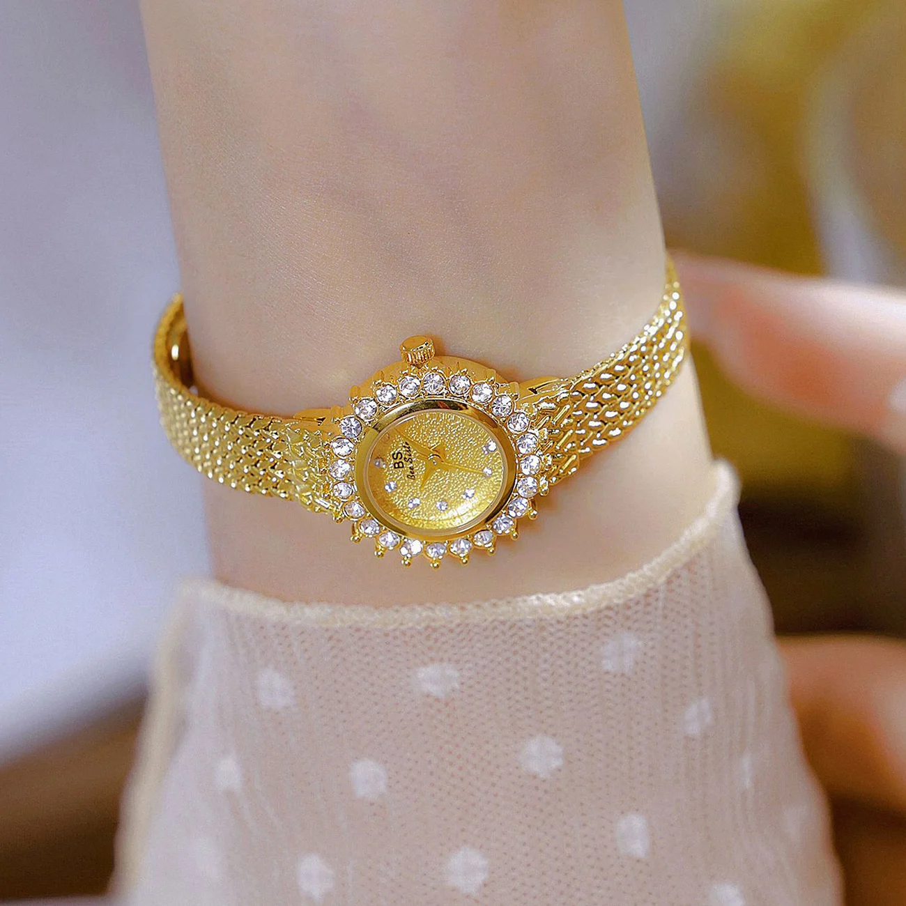 Vintage Golden Ladies Watch Alloy Wheat Strap Rhinestones Quartz Watches For Wrist 2025 New  Women's Watches Luxury Gifts