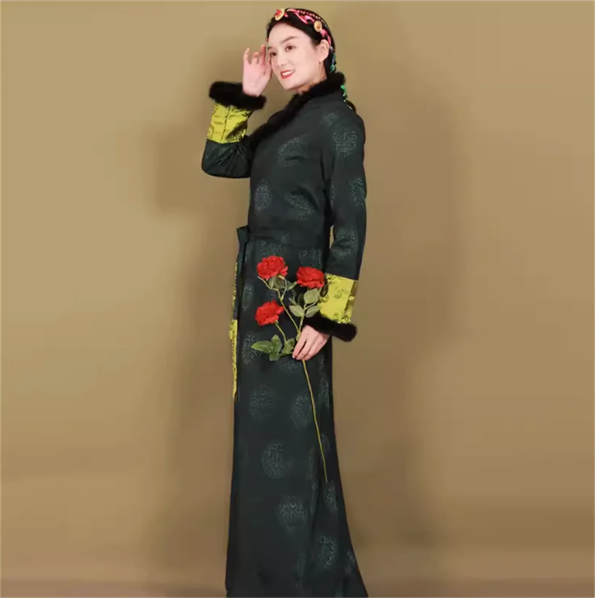 

Winter New Women's Tibetan Clothing with Velvet
