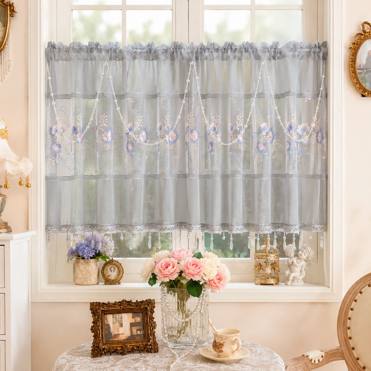 Graue Transparente Café-Vorhänge mit Blauer Blumenstickerei, Küchen-Querbehang mit Stangeneinschub, Kurze Fensterdekorationen mit Perlenquasten