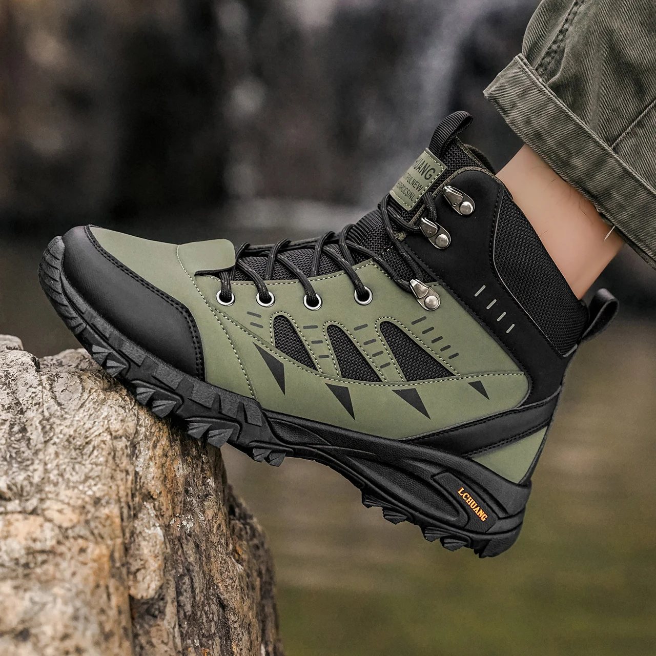 

High-top classic men's boots wear-resistant sole soft upper classic and fashionable,suitable for hiking and outdoor wear.