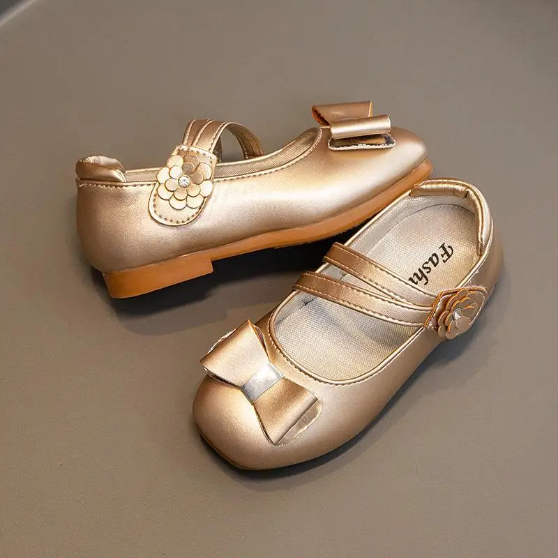 

Весенние туфли принцессы на маленьком каблуке с мягкой подошвой для девочек, кожаные туфли с бантиками и цветами для девочек, детские однотонные туфли на липучке с квадратным носком