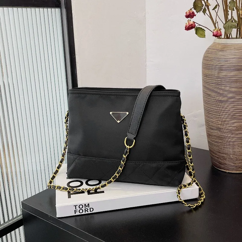 

2025 New Swanky European Style Handbag - Exquisite Light Luxury Trendy Shoulder Bag for Versatile Women