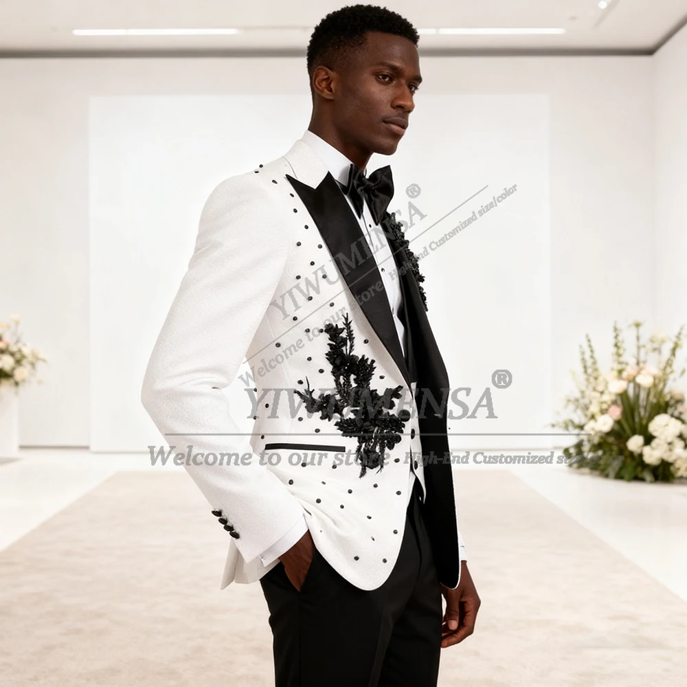 

Уникальный дизайн, мужские костюмы из трех предметов, черные пиджаки для выпускного с остроконечными лацканами, индивидуальные пиджаки для выпускного вечера с аппликациями из жемчуга, смокинги для жениха