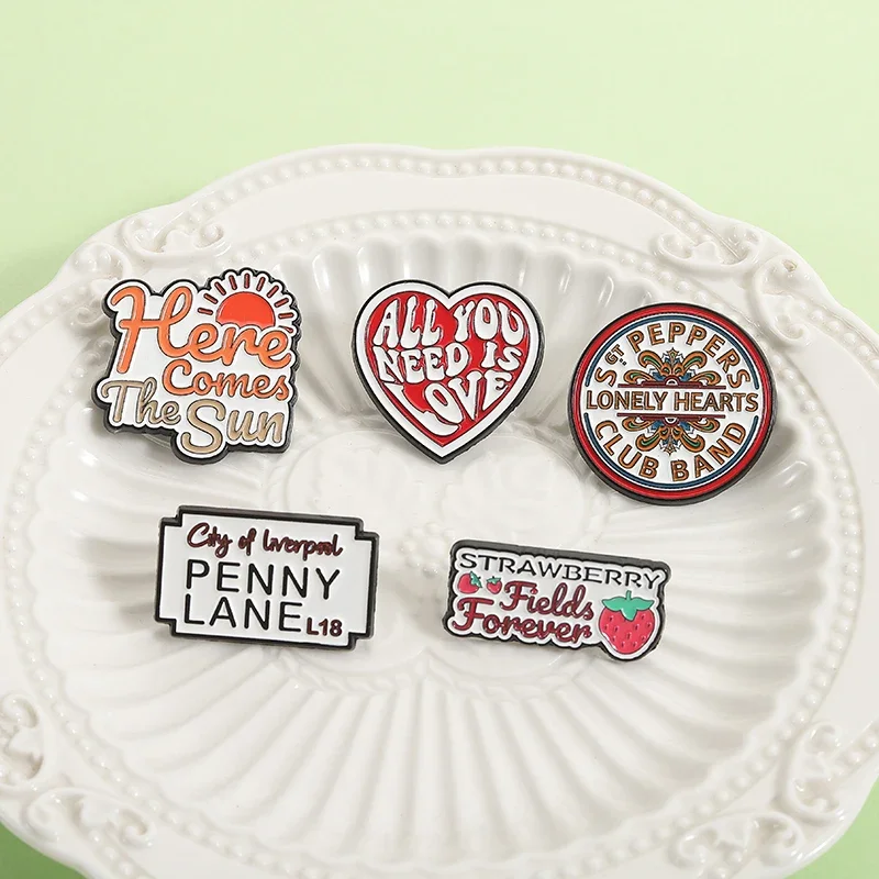 Pop Rock Band Brooch Enamel Pins Strawberry Song Lyrics Heart Shaped Brooches Jacket Lapel Badge Jewelry Gift for Fans Friends